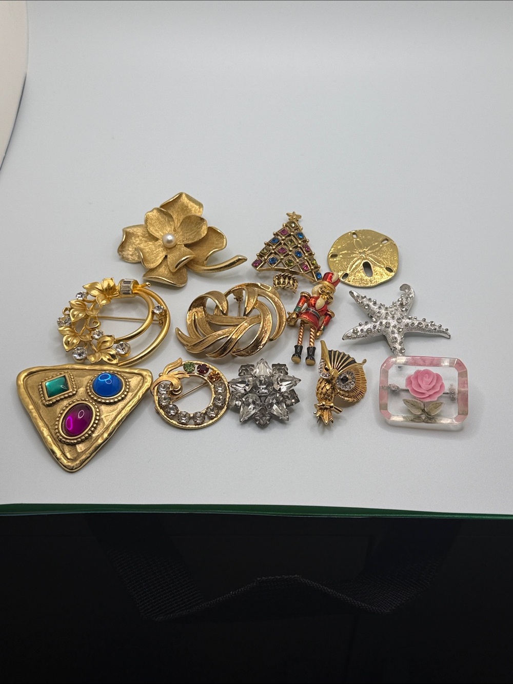 12 brooches lot.